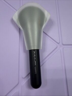 MAC 143SES Fan Makeup Brush Travel Size New with Cover